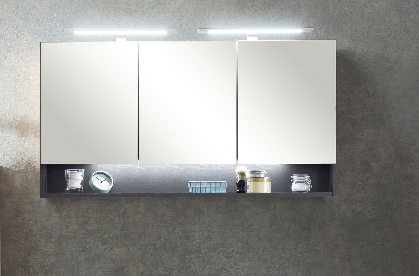Moderner Spiegelschrank mit drei Türen und integrierter Beleuchtung, frontal betrachtet.