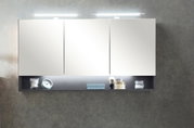 Moderne spiegelkast met drie deuren en ingebouwde verlichting, gezien vanaf de voorkant.