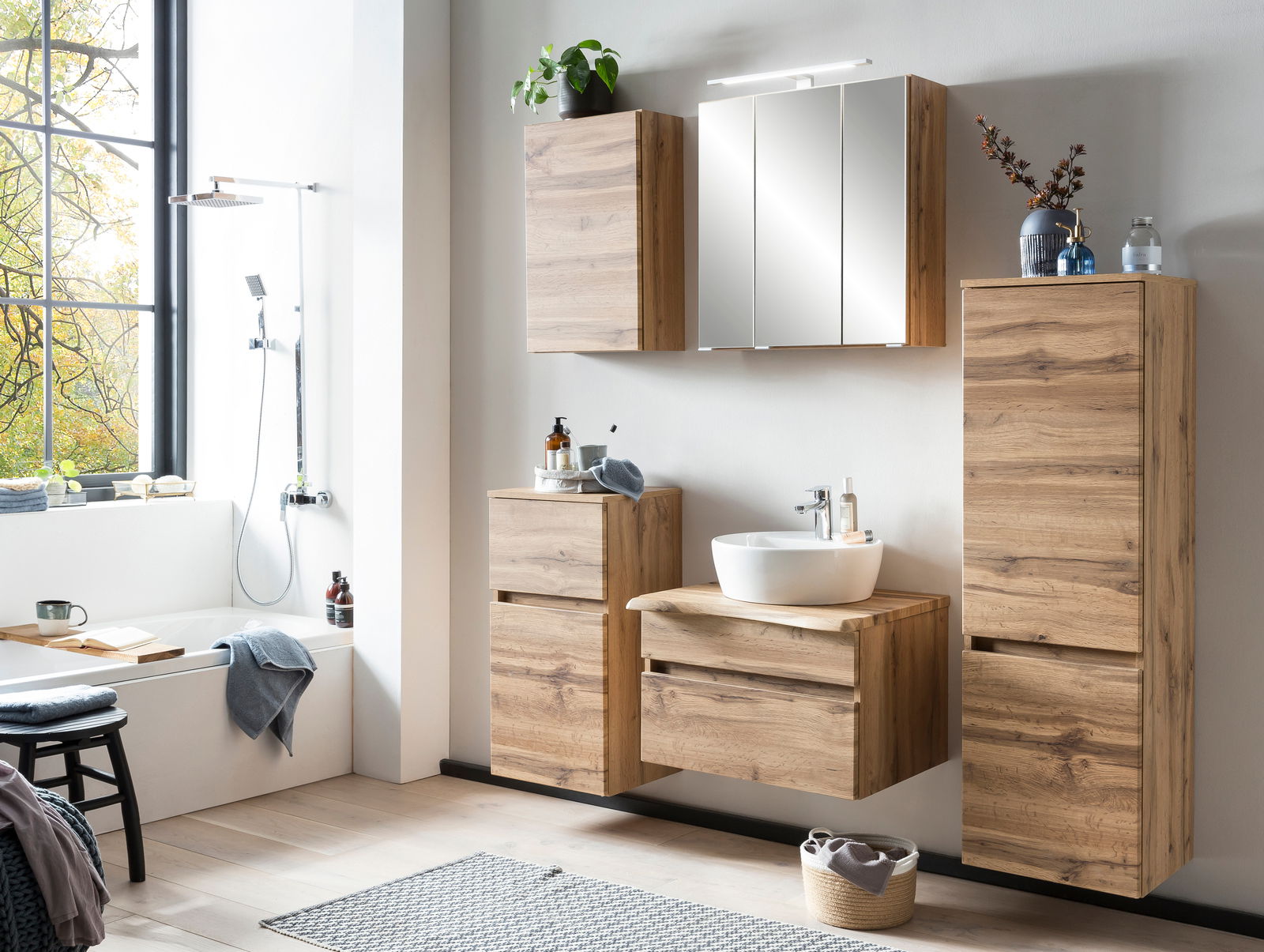 Modernes Waschtisch-Set aus Holz in einem stilvollen Badezimmer, frontal betrachtet.