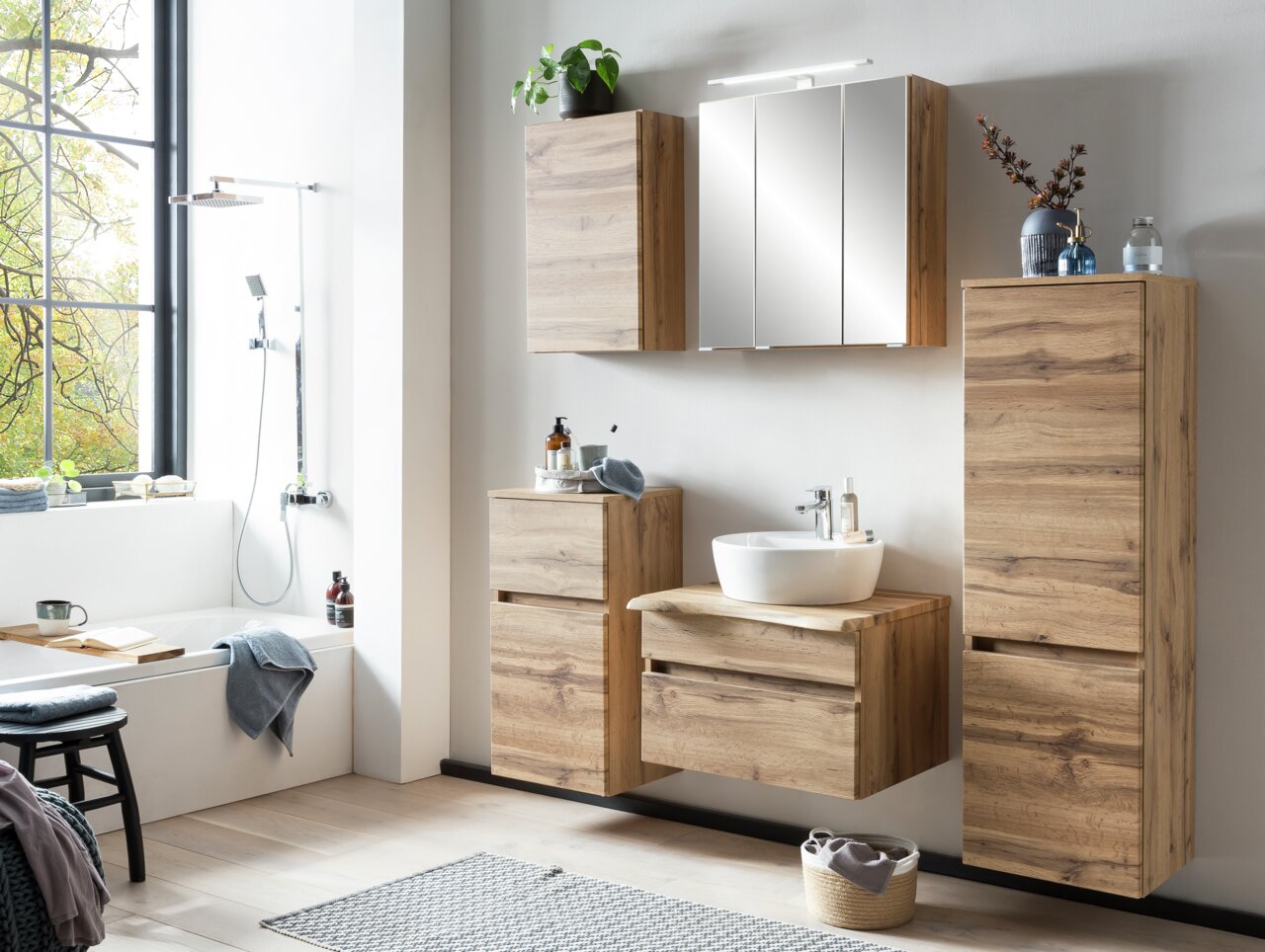 Modernes Waschtisch-Set aus Holz in einem stilvollen Badezimmer, frontal betrachtet.