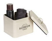 Beige Badbox mit Deckel, gefüllt mit einer dunklen Flasche und einem grauen Handtuch, aus seitlicher Perspektive.