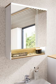 Moderner Spiegelschrank mit Holzablage, seitlicher Perspektive, in einem stilvollen Badezimmer.