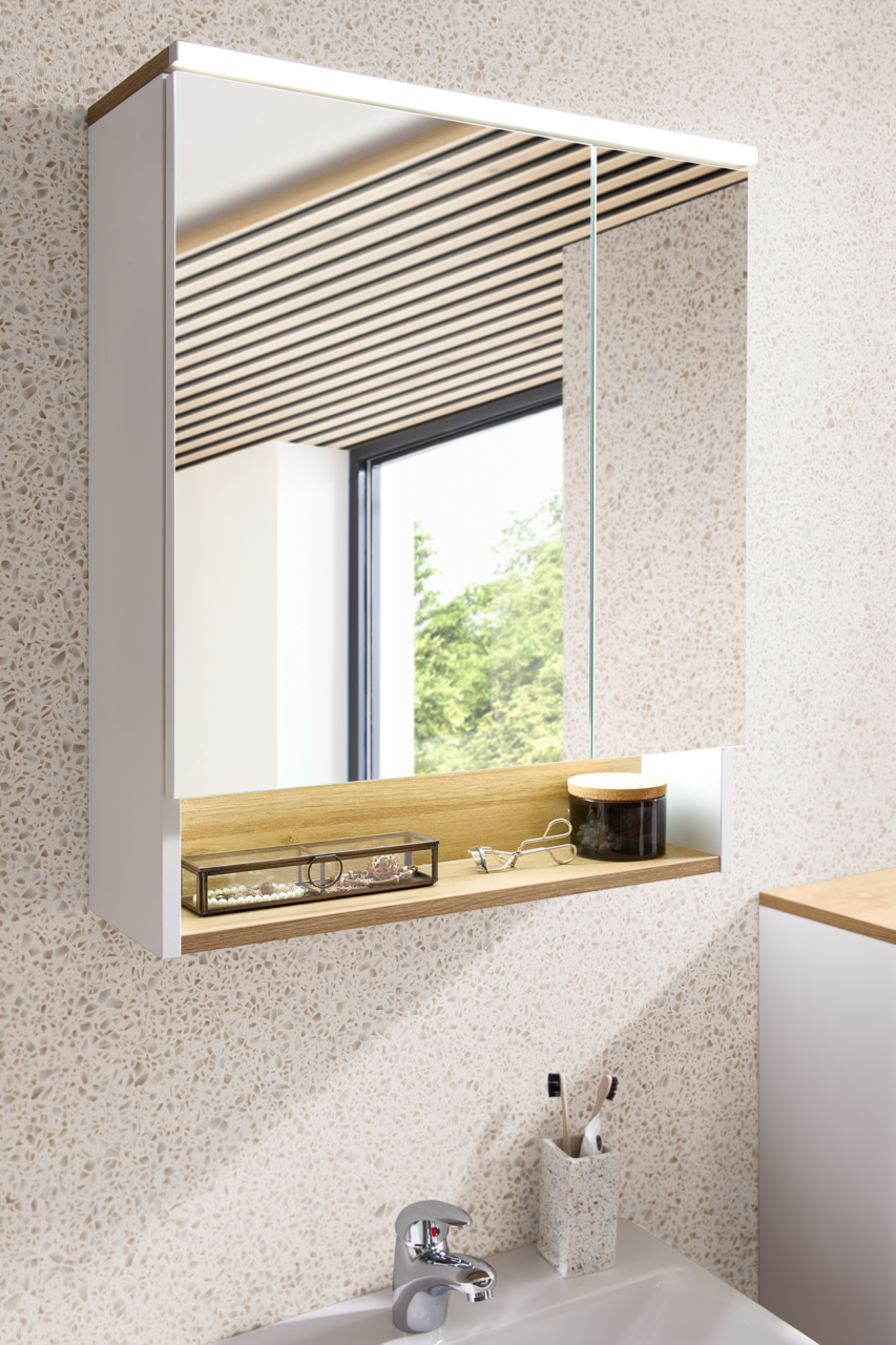 Moderner Spiegelschrank mit Holzablage, seitlicher Perspektive, in einem stilvollen Badezimmer.
