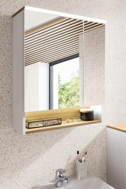 Moderner Spiegelschrank mit Holzablage, seitlicher Perspektive, in einem stilvollen Badezimmer.