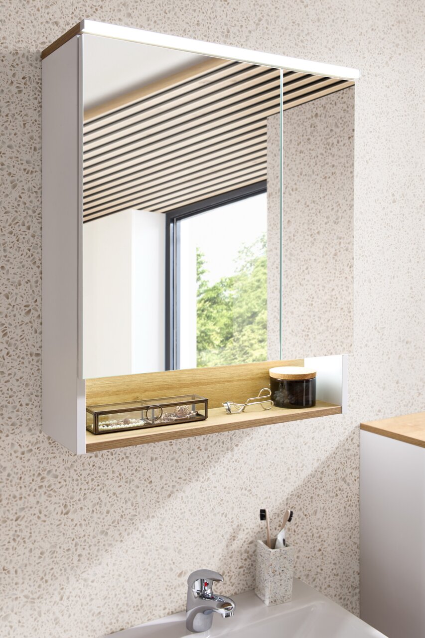Moderner Spiegelschrank mit Holzablage, seitlicher Perspektive, in einem stilvollen Badezimmer.