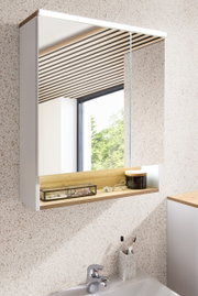 Moderner Spiegelschrank mit Holzablage, seitlicher Perspektive, in einem stilvollen Badezimmer.