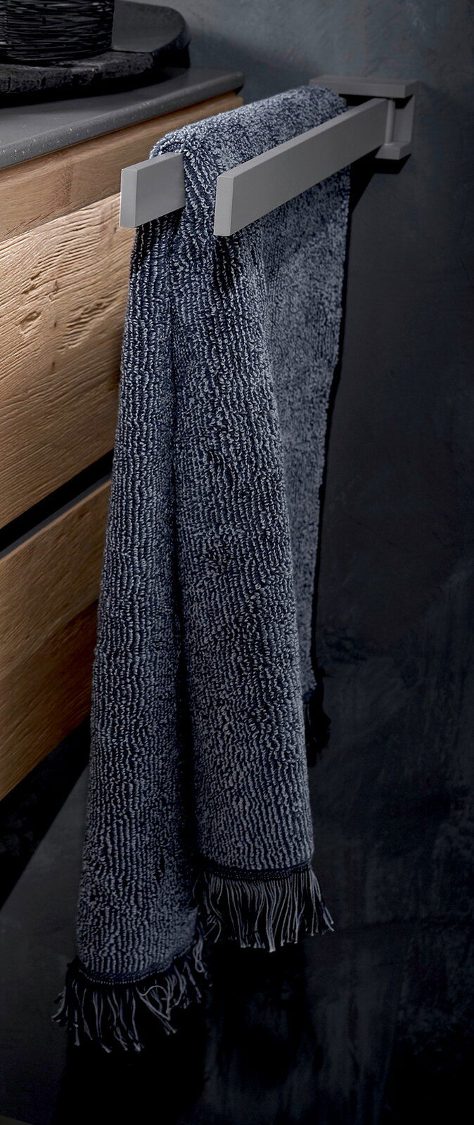 Valdera Handtuchhalter FRESH Moderner Handtuchhalter aus Metall mit einem dunkelblauen Handtuch, seitliche Perspektive.