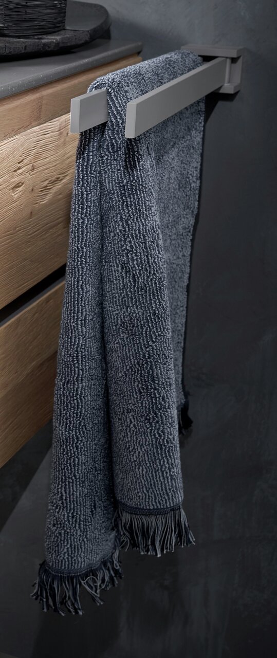 Valdera Handtuchhalter FRESH Moderner Handtuchhalter aus Metall mit einem dunkelblauen Handtuch, seitliche Perspektive.