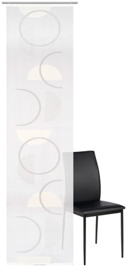 Flächenvorhang mit geometrischem Muster in Weiß und Grau, frontal fotografiert, neben einem schwarzen Stuhl.