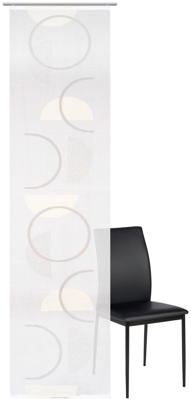 Flächenvorhang mit geometrischem Muster in Weiß und Grau, frontal fotografiert, neben einem schwarzen Stuhl.