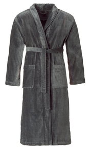 Grauer Bademantel in Größe L/XL, Vorderansicht mit zwei aufgesetzten Taschen und Gürtel.