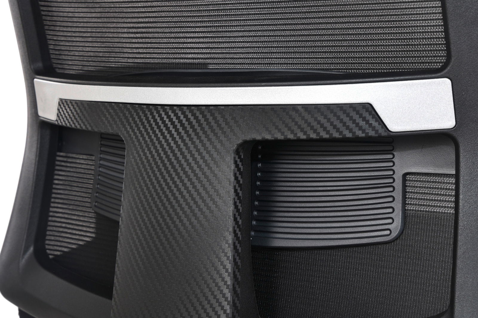 Rückansicht eines Besucherstuhls mit modernem Design, schwarzer Netzrückenlehne und silbernen Akzenten.