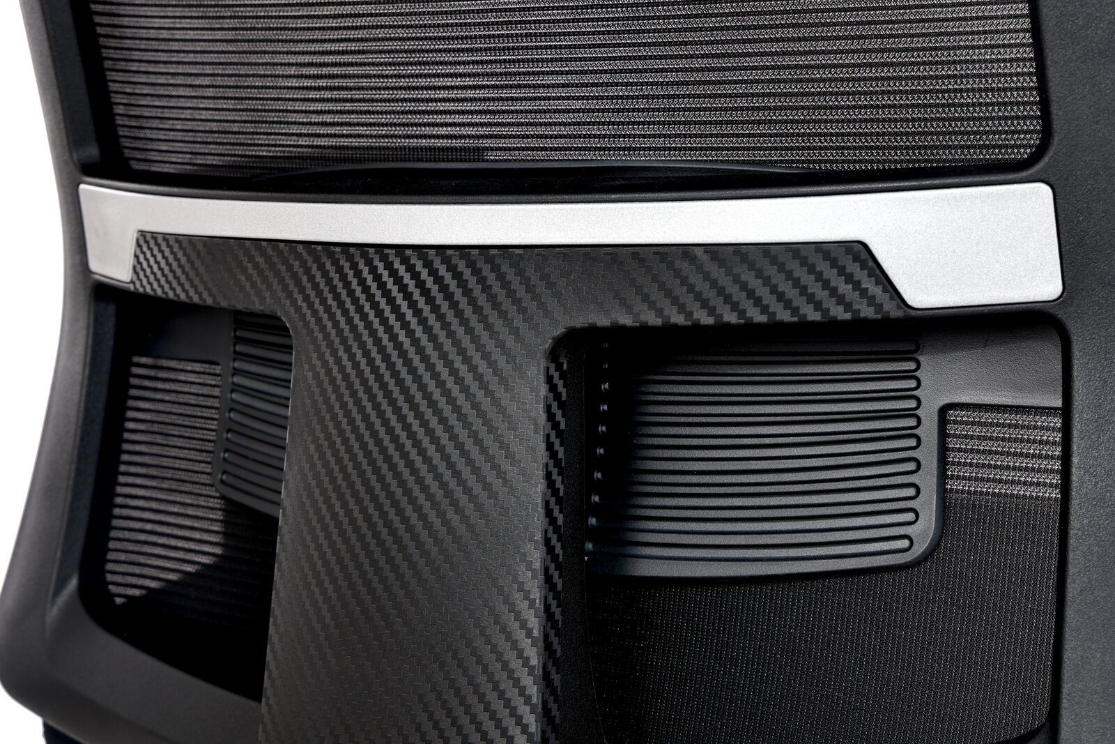 Rückansicht eines Besucherstuhls mit modernem Design, schwarzer Netzrückenlehne und silbernen Akzenten.