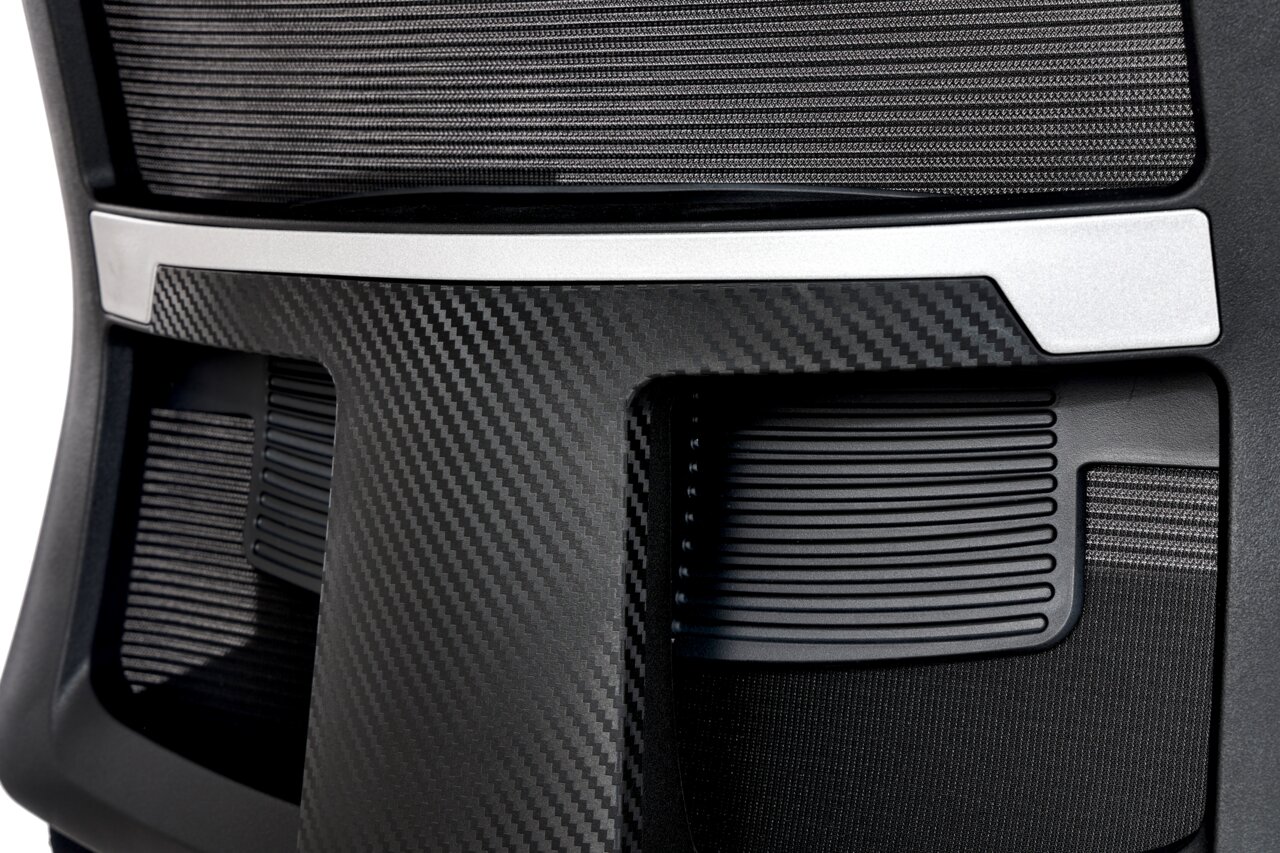 Novel Besucherstuhl JOEL Rückansicht eines Besucherstuhls mit modernem Design, schwarzer Netzrückenlehne und silbernen Akzenten.