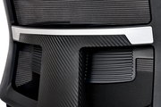 Rückansicht eines Besucherstuhls mit modernem Design, schwarzer Netzrückenlehne und silbernen Akzenten.