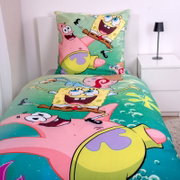 Renforcé-Bettwäsche mit buntem SpongeBob-Motiv, Perspektive von der Seite des Bettes.
