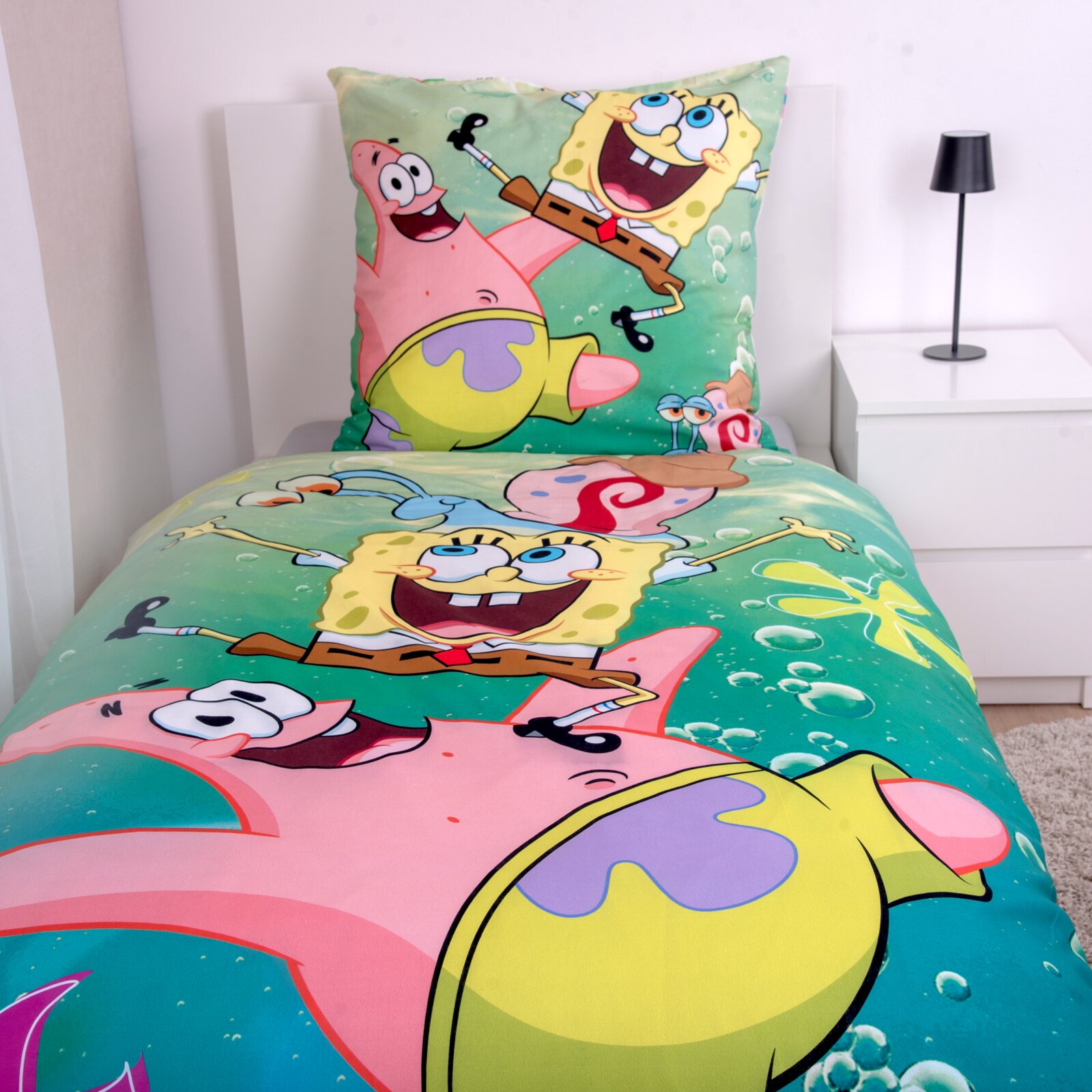 Renforcé-Bettwäsche mit buntem SpongeBob-Motiv, Perspektive von der Seite des Bettes.
