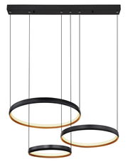 Moderne Hängeleuchte HALLI mit drei schwarzen, ringförmigen Leuchtelementen in seitlicher Perspektive.