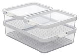 Dreiteiliges Kühlschrankorganizer-Set aus transparentem Kunststoff mit weißen Deckeln, stapelbar und mit Belüftungslöchern, seitliche Perspektive