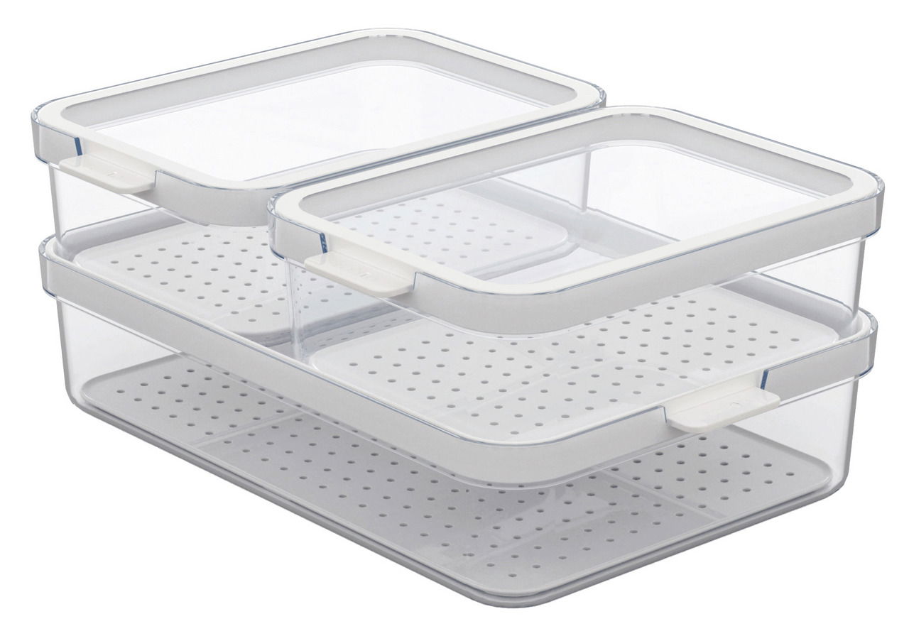 Dreiteiliges Kühlschrankorganizer-Set aus transparentem Kunststoff mit weißen Deckeln, stapelbar und mit Belüftungslöchern, seitliche Perspektive
