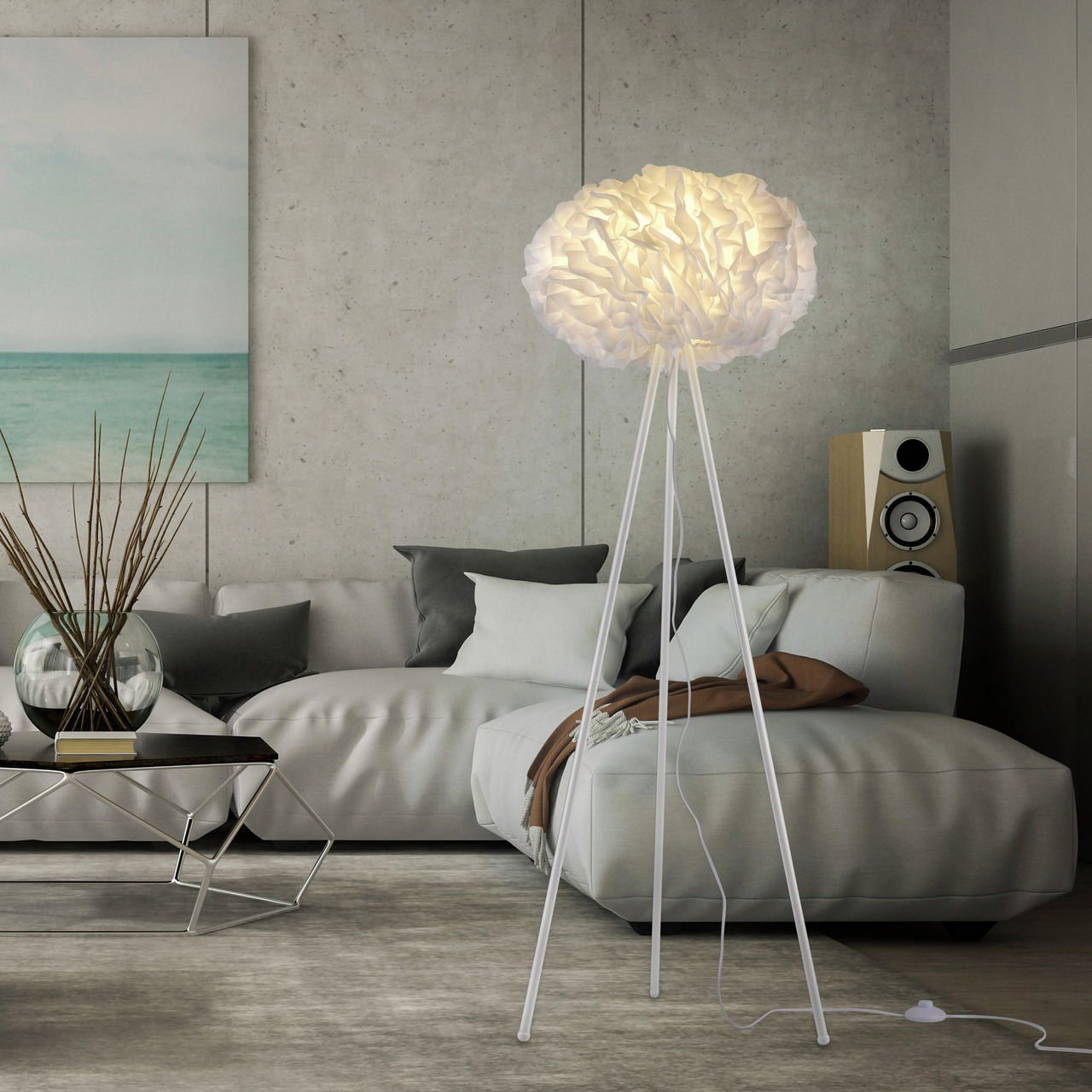 Moderne Stehleuchte LOLAsmart-NAOMI mit weißem, wolkenartigem Lampenschirm auf dreibeinigem Stativ, in einem stilvollen Wohnzimmer mit grauem Sofa und dekorativem Tisch, seitliche Perspektive.