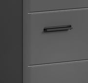 Nahaufnahme eines grauen Schranks mit modernem Griff, seitliche Perspektive