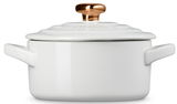 Weiße Mini-Cocotte mit Herzform, 10 cm, mit goldfarbenem Knauf, seitliche Perspektive