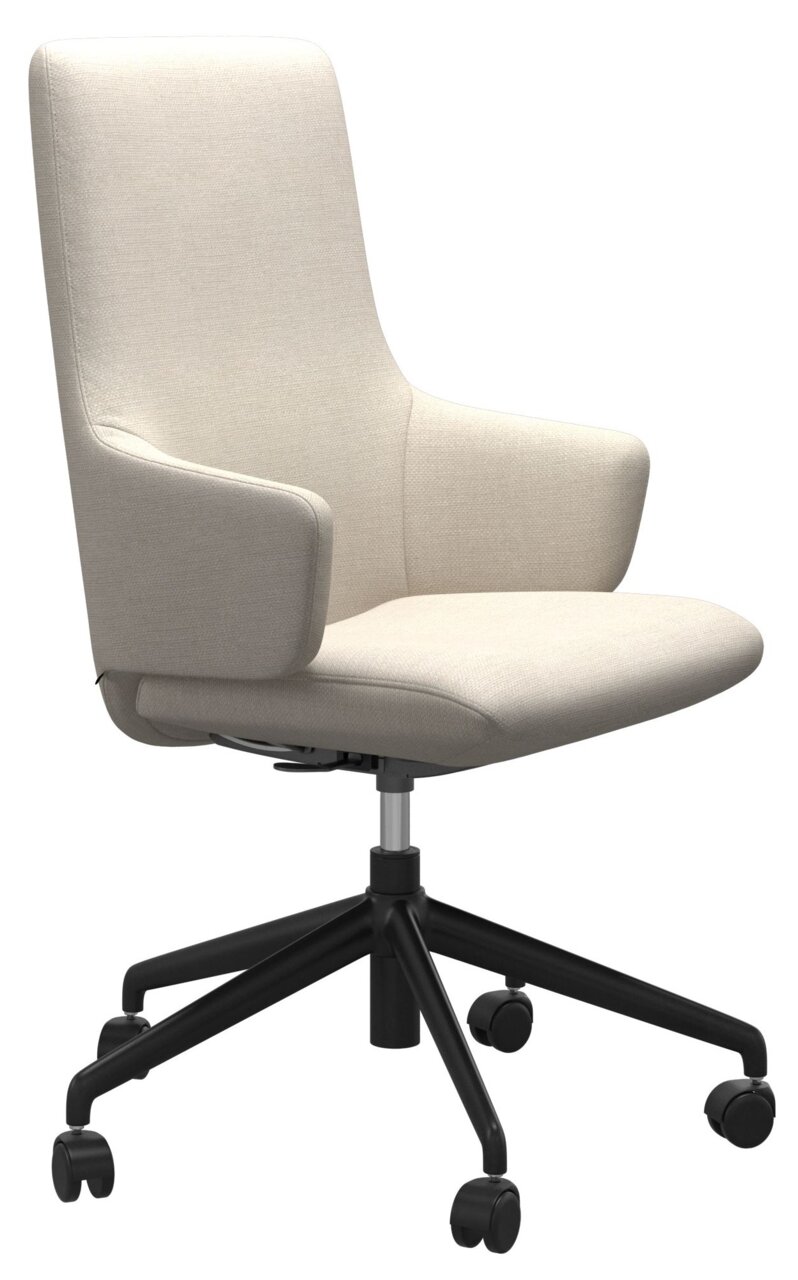 Moderne thuiskantoorstoel in beige, zijaanzicht, met armleuningen en zwarte wieltjes.