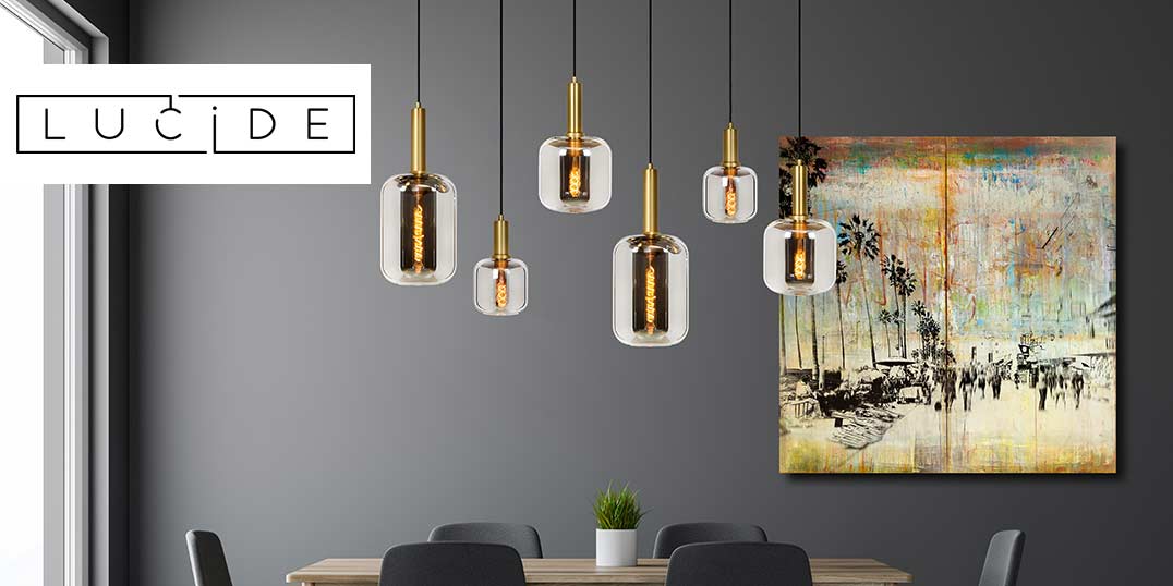 Stilvolle Glaspendelleuchten der Marke Lucide und einem lebendigen Kunstwerk an einer dunklen Wand.