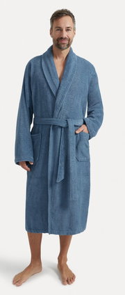 Mann in einem blauen Bademantel mit Schalkragen, Vorderansicht