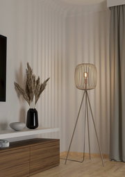 Moderne Stehleuchte ROMAZZINA mit dreibeinigem Stativ und offenem Lampenschirm in einem stilvollen Wohnzimmer, seitliche Perspektive