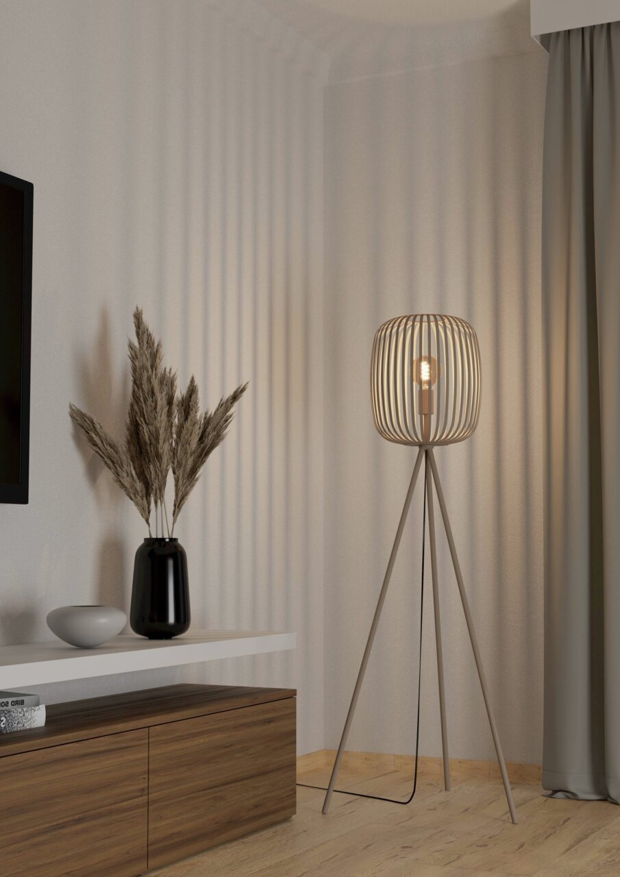 Moderne Stehleuchte ROMAZZINA mit dreibeinigem Stativ und offenem Lampenschirm in einem stilvollen Wohnzimmer, seitliche Perspektive
