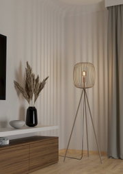 Moderne Stehleuchte ROMAZZINA mit dreibeinigem Stativ und offenem Lampenschirm in einem stilvollen Wohnzimmer, seitliche Perspektive