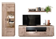 Wandkombination aus Holz mit Vitrine, TV-Schrank und Wandregal, frontal betrachtet.