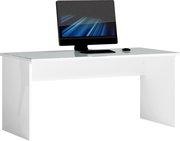 Moderner weißer Schreibtisch mit Glasplatte, darauf ein Computer, Tastatur und Maus, frontal betrachtet.