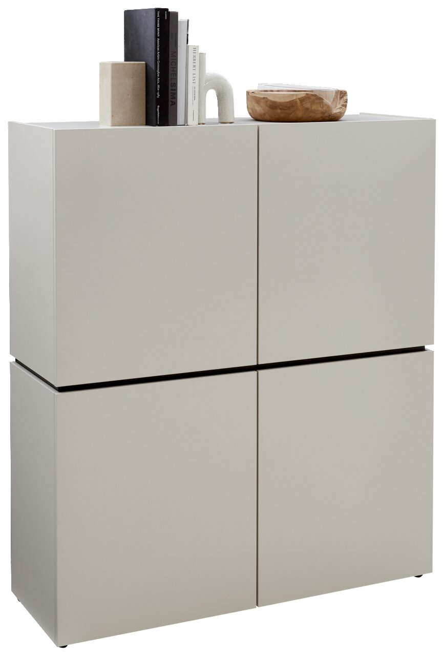 Modernes Highboard Voleo UNIQUE in minimalistischer Frontansicht mit Dekorationen auf der Oberseite.