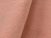 Nahaufnahme eines rosafarbenen Fellteppichs mit weicher Textur.