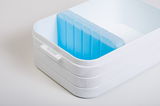 Weiße Kühlbox mit blauen Kühlakkus, Ansicht von oben