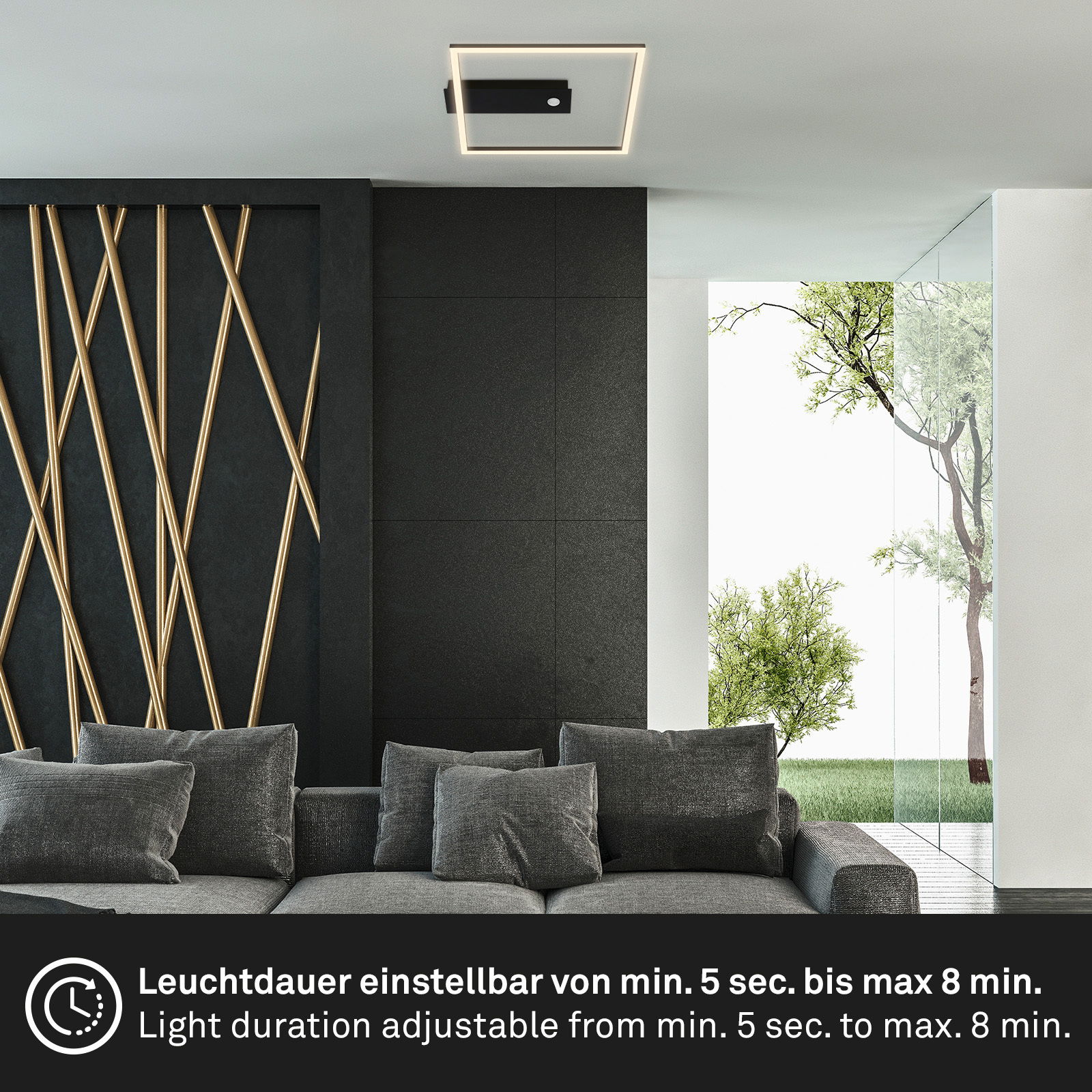 Moderne LED Deckenleuchte mit Sensor, von unten betrachtet, in einem stilvollen Wohnzimmer mit grauem Sofa und dekorativen Holzelementen an der Wand.