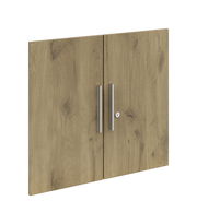 Holztüren-Set mit zwei Türen und silbernen Griffen, seitliche Perspektive