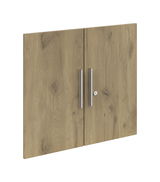 Holztüren-Set mit zwei Türen und silbernen Griffen, seitliche Perspektive