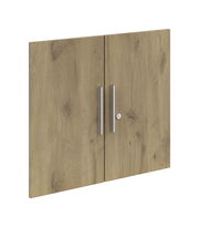 Holztüren-Set mit zwei Türen und silbernen Griffen, seitliche Perspektive