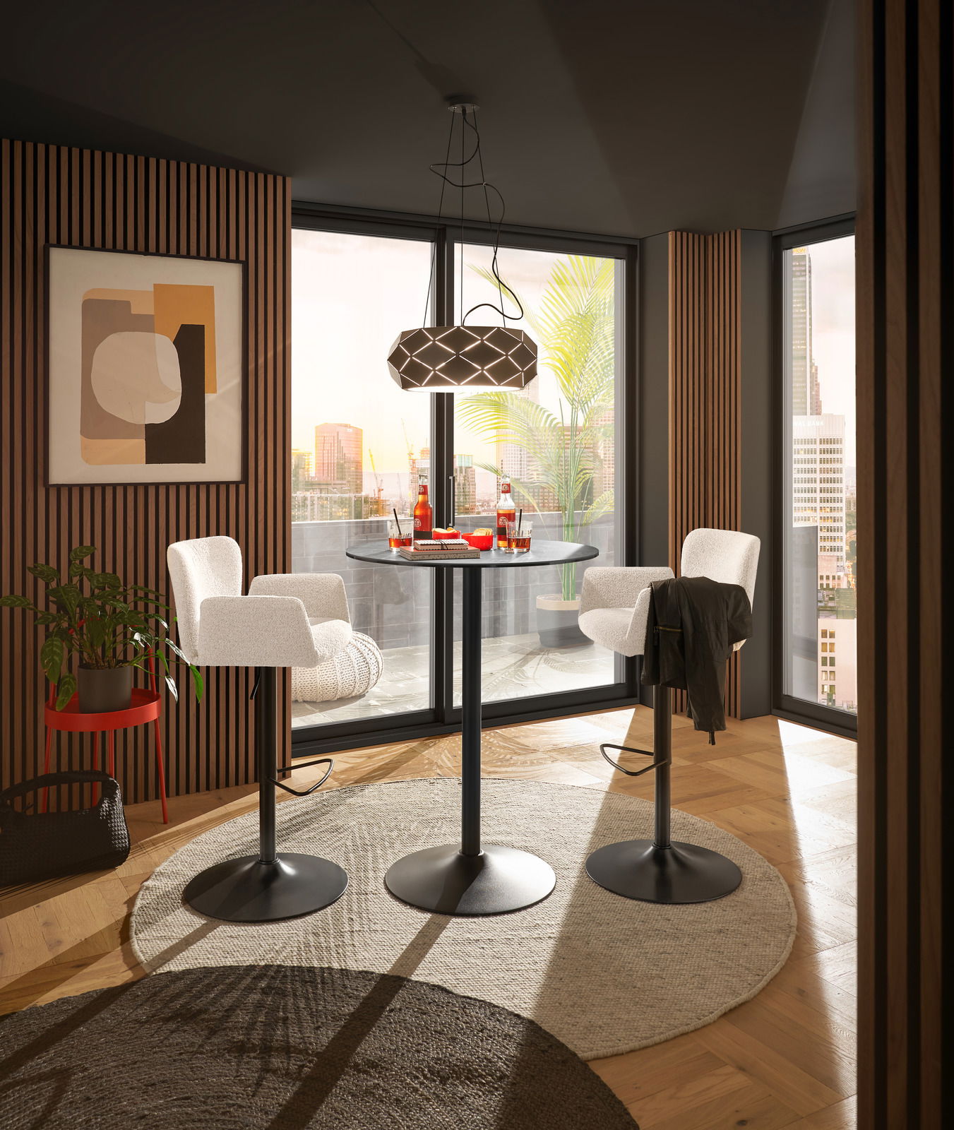 Set one by Musterring Barhocker SET ONE SALINAS Moderner Barhocker in einem stilvollen Wohnzimmer mit Blick auf die Stadt, aus der Perspektive eines hellen, gemütlichen Raumes mit großen Fenstern.