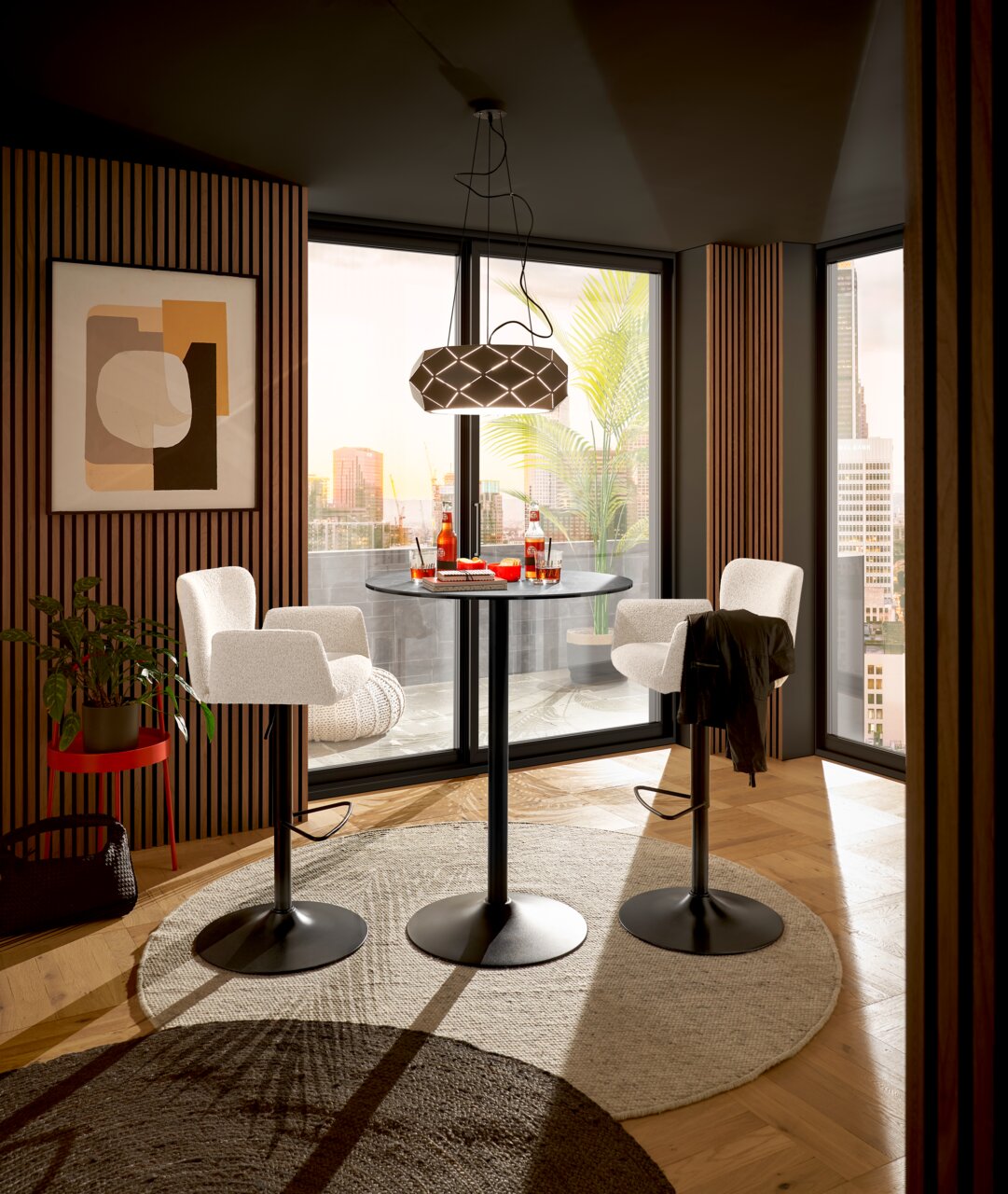 Moderne barkruk in een stijlvolle woonkamer met uitzicht op de stad, gezien vanuit een lichte, gezellige ruimte met grote ramen.