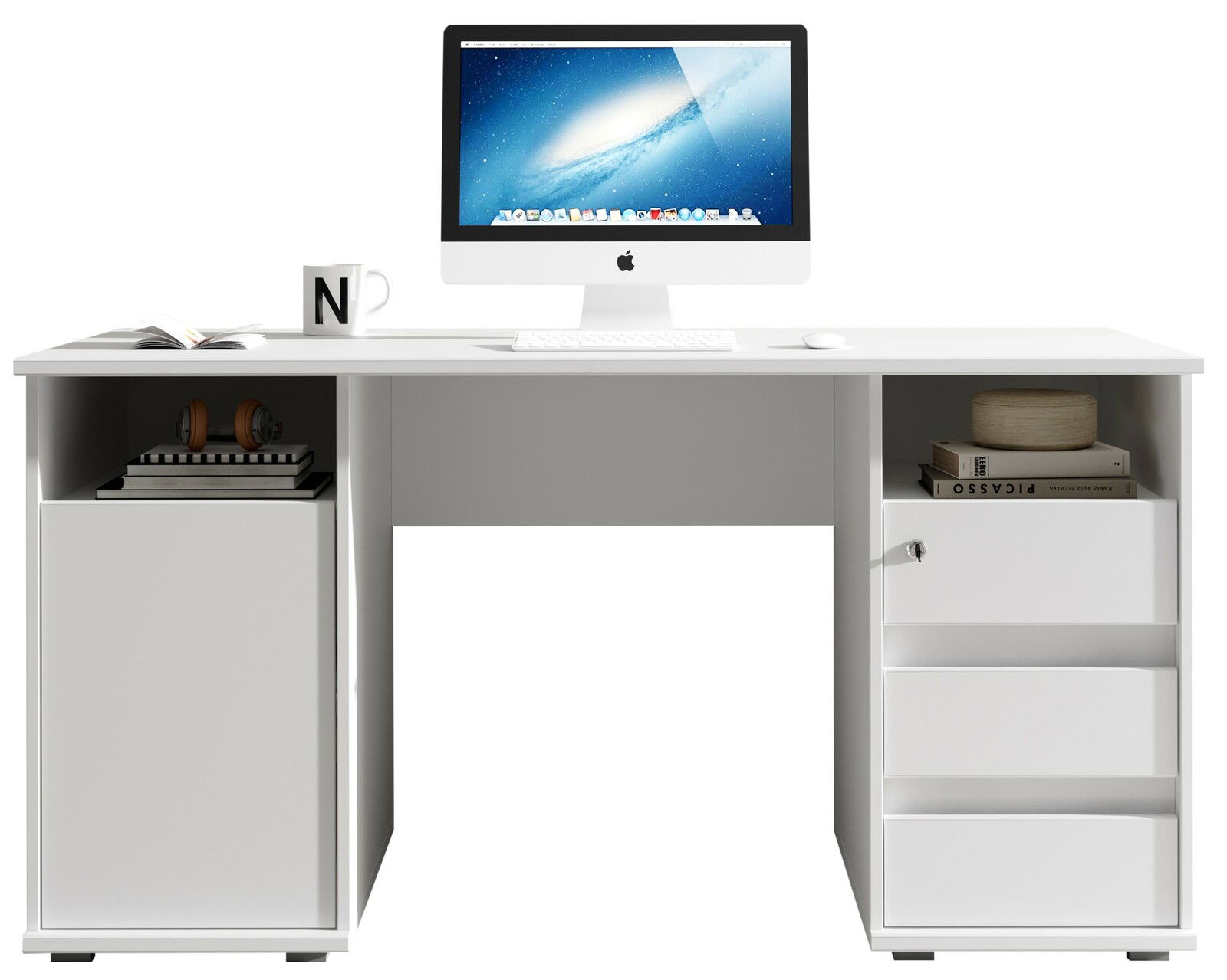 Moderner weißer Schreibtisch mit zwei seitlichen Regalen und Schubladen, darauf ein Computer und eine Tasse, Frontalansicht