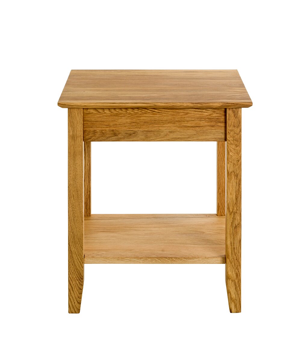 Holz-Beistelltisch/Nachttisch aus Eiche mit Ablageboden, freigestellt vor weißem Hintergrund, Frontalansicht