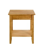 Holz-Beistelltisch/Nachttisch aus Eiche mit Ablageboden, freigestellt vor weißem Hintergrund, Frontalansicht