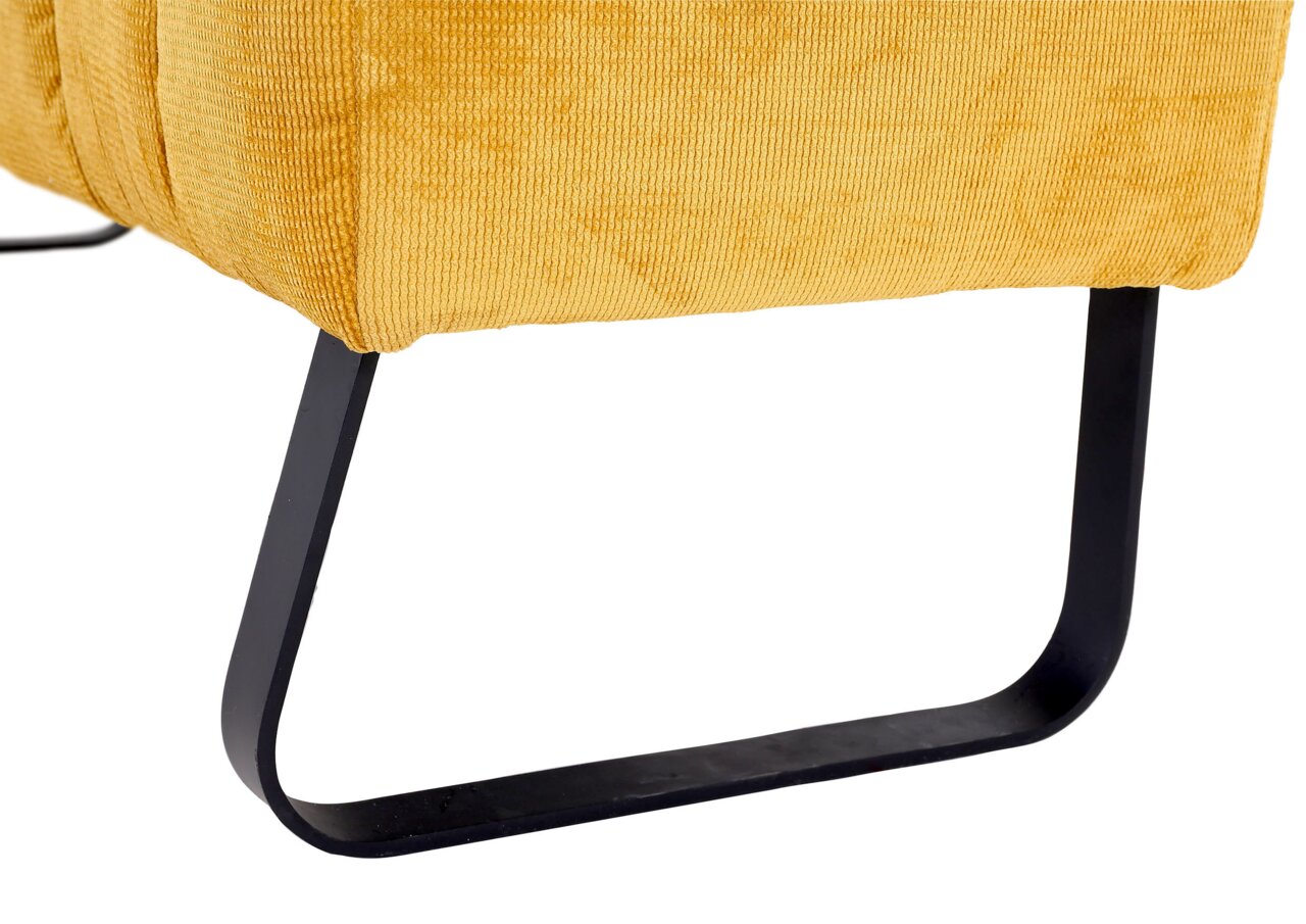 Nahaufnahme eines gelben Sofas mit schwarzem Metallbein, seitliche Perspektive.