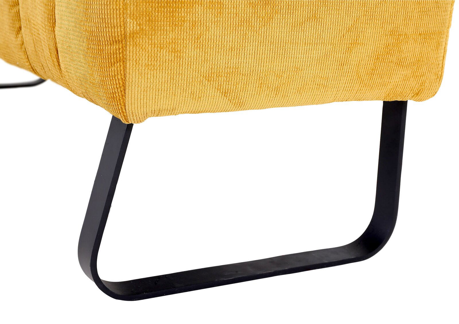 Nahaufnahme eines gelben Sofas mit schwarzem Metallbein, seitliche Perspektive.