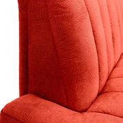 Nahaufnahme einer roten 2,5er-Sitzbank mit strukturierter Oberfläche, seitliche Perspektive